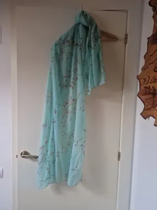 Pañuelo turquesa estampado cerezos