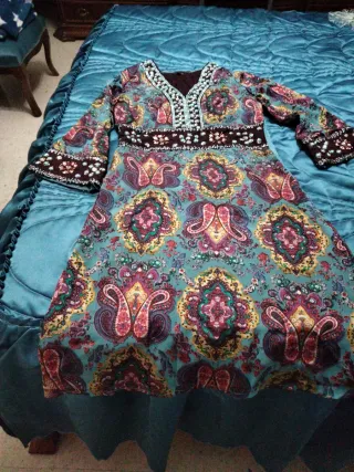 Vestido estampado con perlas