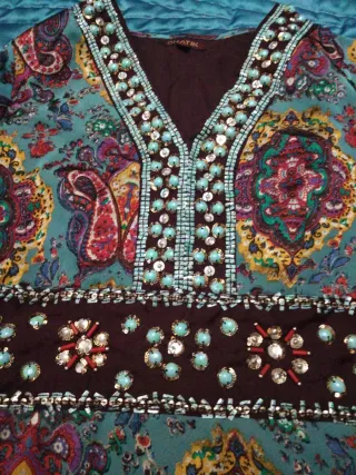 Vestido estampado con perlas