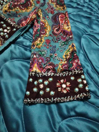 Vestido estampado con perlas