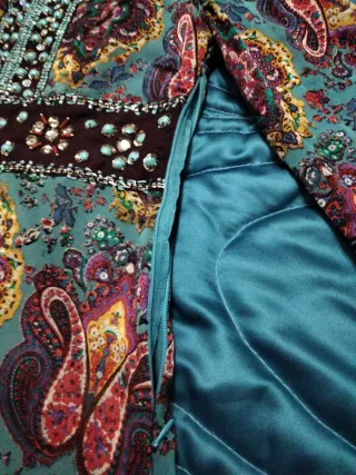 Vestido estampado con perlas