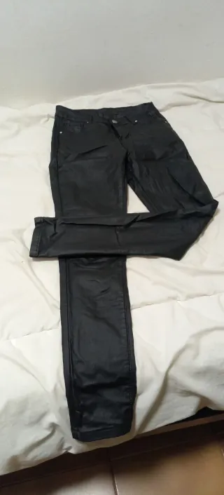 Pantalón tipo cuerina (sintético) Negro Talla M