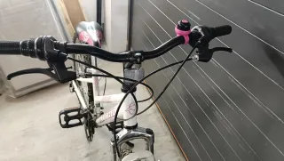 Bicicletta da montagna bianca e rosa per bambina