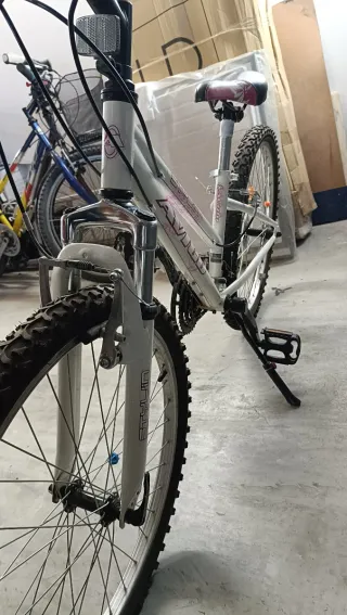 Bicicletta da montagna bianca e rosa per bambina