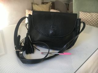 Bolso de piel negro con iniciales GR (George Rech)