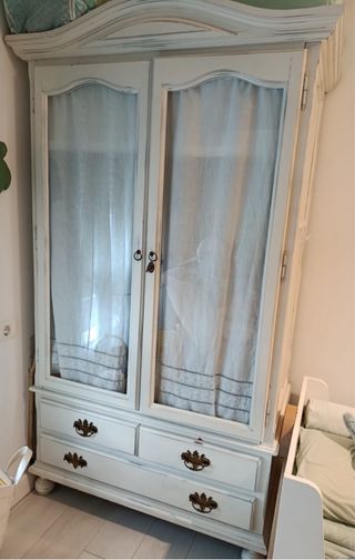 Armario blanco madera vintage con puertas de crist