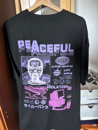 Camiseta oversize negra y morada