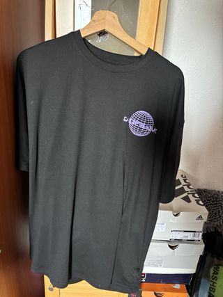 Camiseta oversize negra y morada