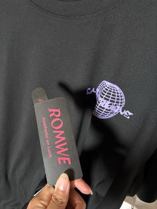 Camiseta oversize negra y morada