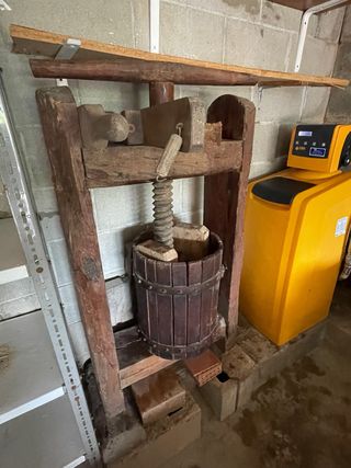 Prensa artesanal vino/aceite 150 años.