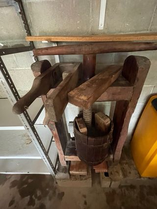 Prensa artesanal vino/aceite 150 años.