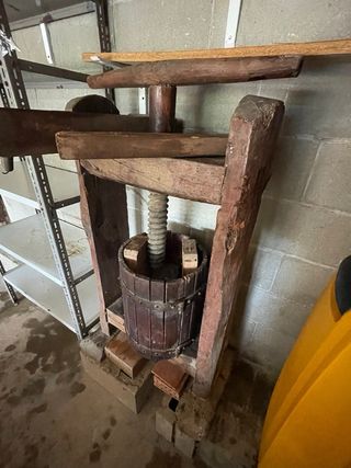 Prensa artesanal vino/aceite 150 años.