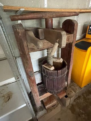 Prensa artesanal vino/aceite 150 años.