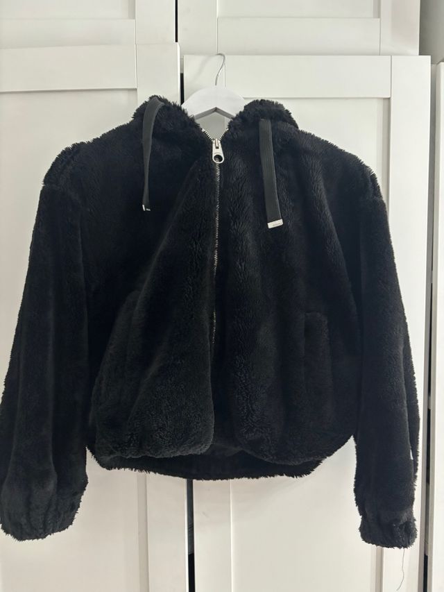 Abrigo Bershka Negro Peluche