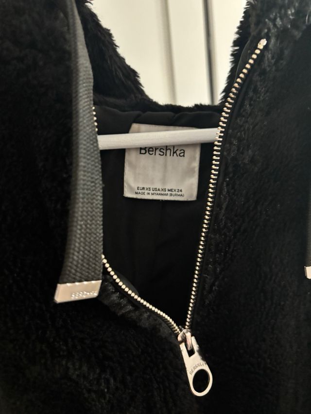 Abrigo Bershka Negro Peluche