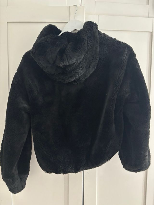 Abrigo Bershka Negro Peluche