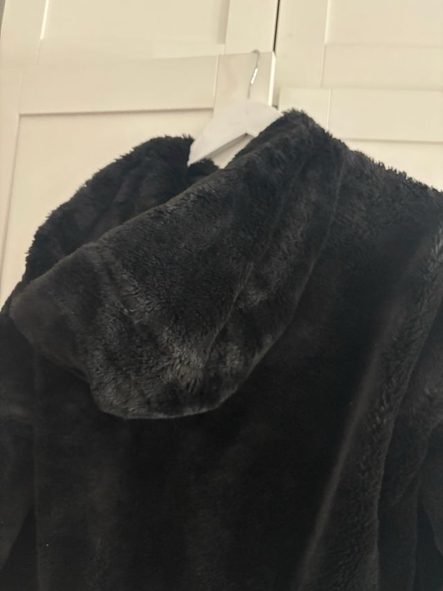 Abrigo Bershka Negro Peluche