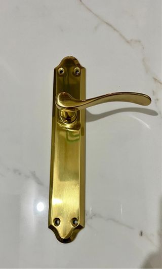 Manillas doradas para puertas