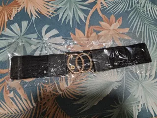 Cinturón elástico negro con hebilla dorada