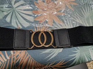 Cinturón elástico negro con hebilla dorada