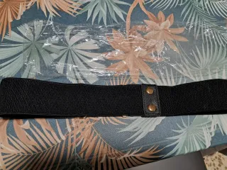 Cinturón elástico negro con hebilla dorada