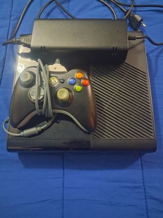 Xbox 360 E Console + 5 Giochi