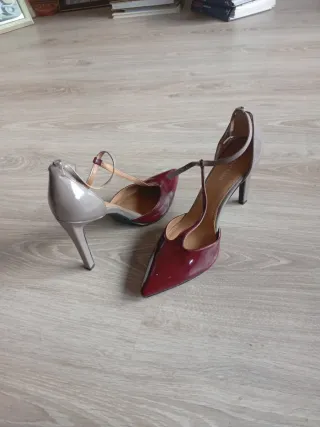 Zapatos tacón Calvin Klein grises y rojos