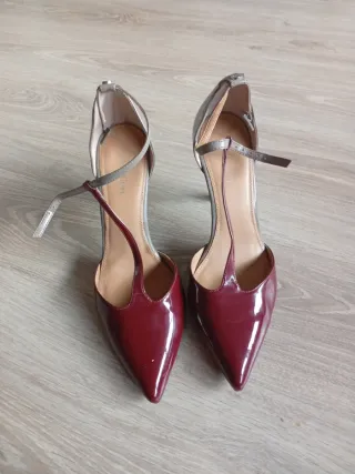 Zapatos tacón Calvin Klein grises y rojos