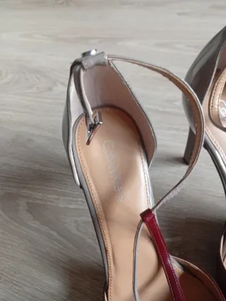 Zapatos tacón Calvin Klein grises y rojos