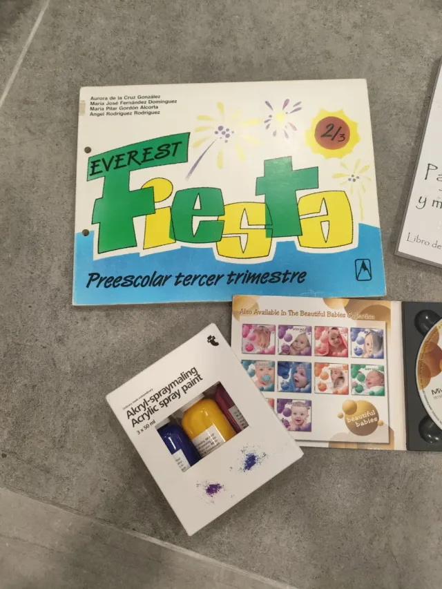 Lote de material escolar e CD