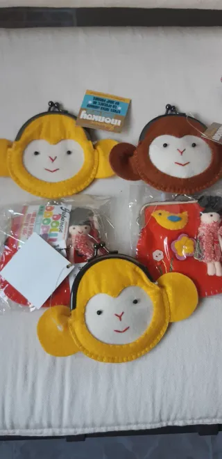 Monederos de mono (amarillo y marrón).