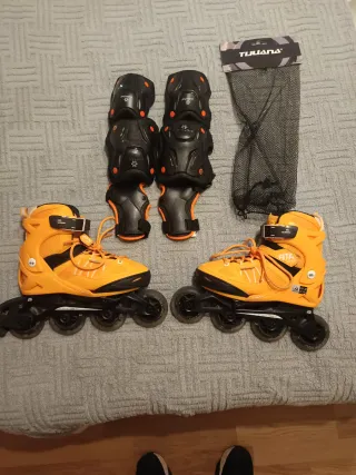 Patines en línea naranjas con protecciones