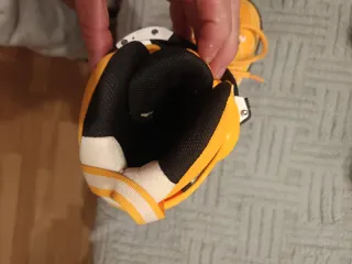 Patines en línea naranjas con protecciones