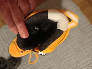 Patines en línea naranjas con protecciones