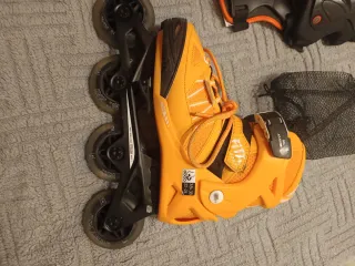 Patines en línea naranjas con protecciones