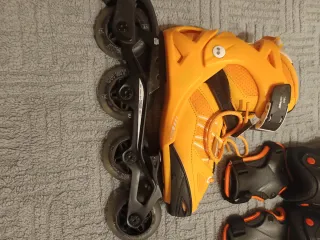 Patines en línea naranjas con protecciones