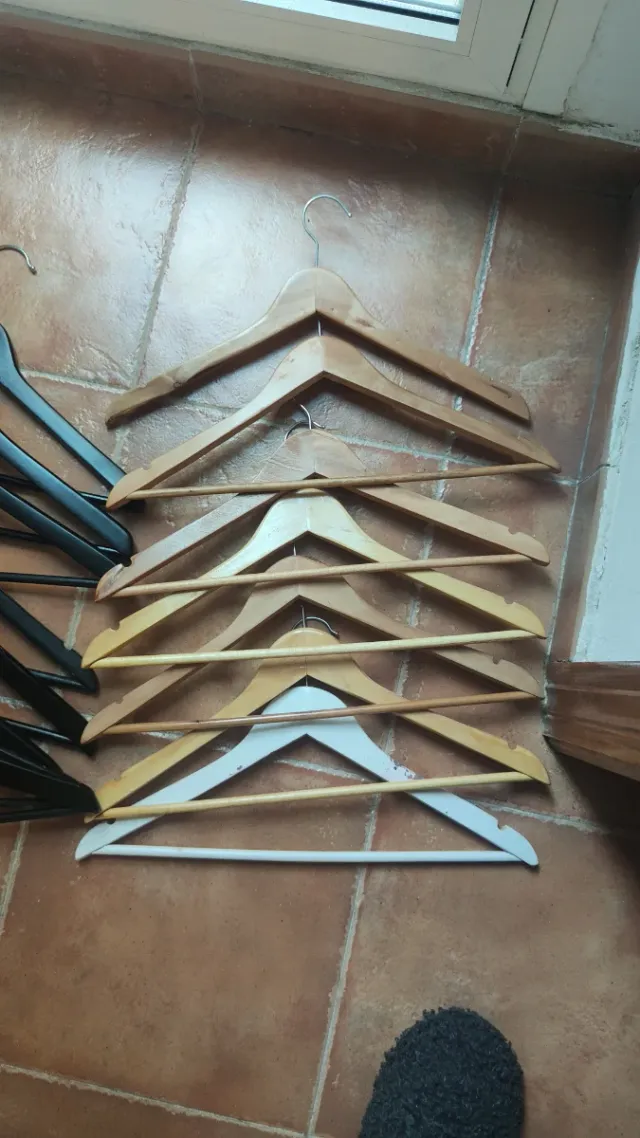 15 Perchas Madera y Plástico