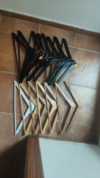 15 Perchas Madera y Plástico