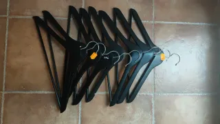 15 Perchas Madera y Plástico