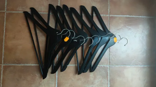 15 Perchas Madera y Plástico