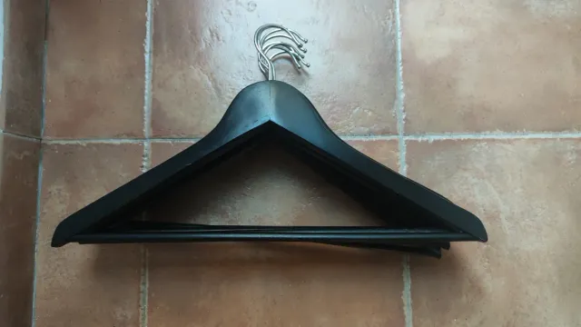 15 Perchas Madera y Plástico