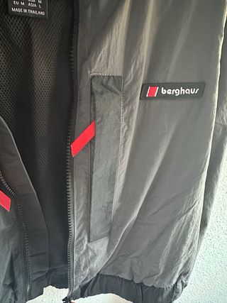Cazadora Cropped Berghaus Negra Nueva con Etiqueta