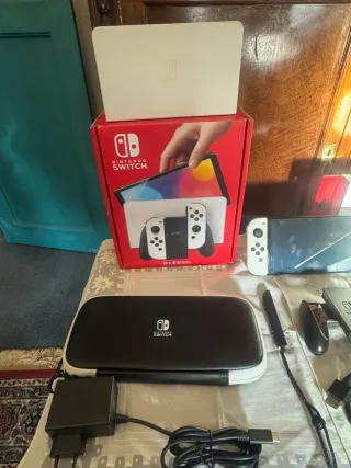 Nintendo Switch OLED Bianca e Nera