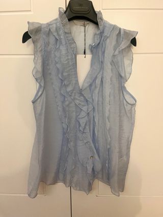 Camisa sin mangas y con volantes.Azul celeste