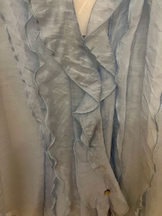 Camisa sin mangas y con volantes.Azul celeste