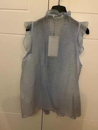 Camisa sin mangas y con volantes.Azul celeste