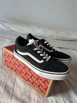 Zapatillas Vans Negras y Blancas