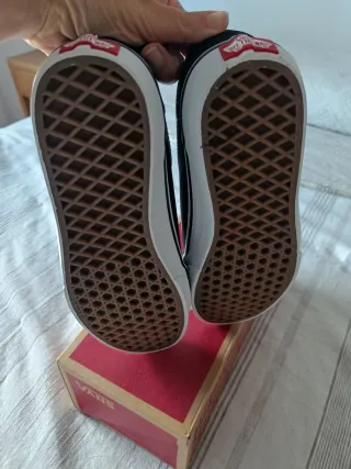 Zapatillas Vans Negras y Blancas