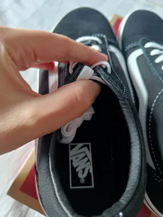 Zapatillas Vans Negras y Blancas