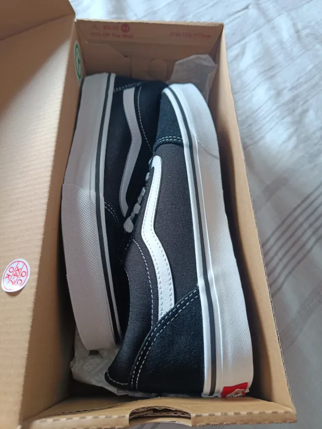 Zapatillas Vans Negras y Blancas